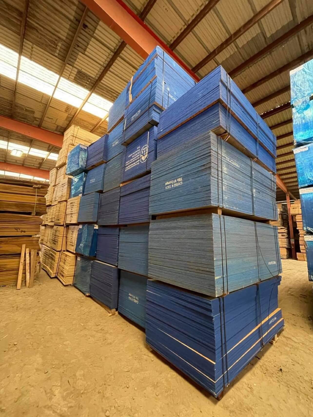 Hojas de madera tratada.
