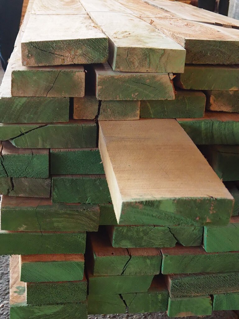 Barrotes de madera tratada.