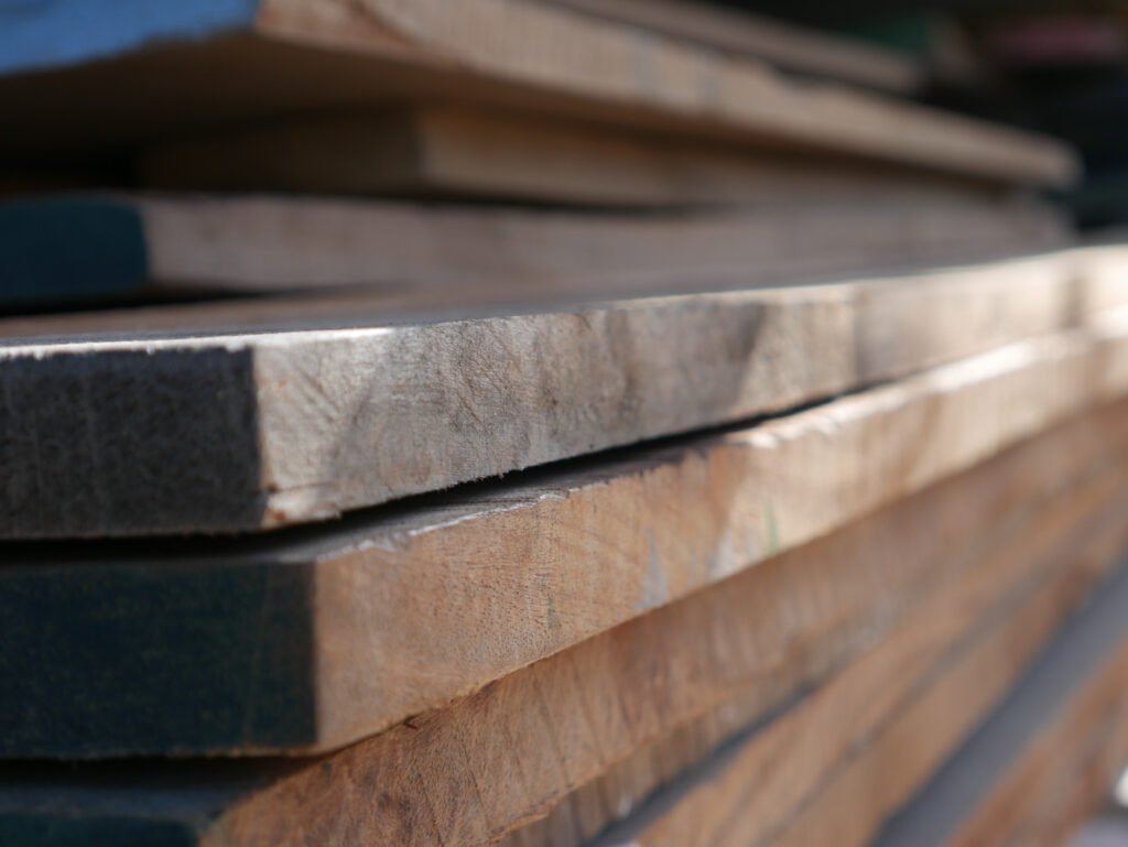 Tablones de la madera fina Caoba Sapelli | Imagen tomada por Maderas y Materiales JR