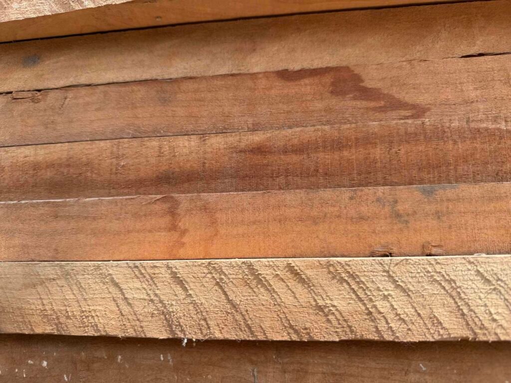 Stack de madera fina Cherry | Imagen tomada por Maderas y Materiales JR
