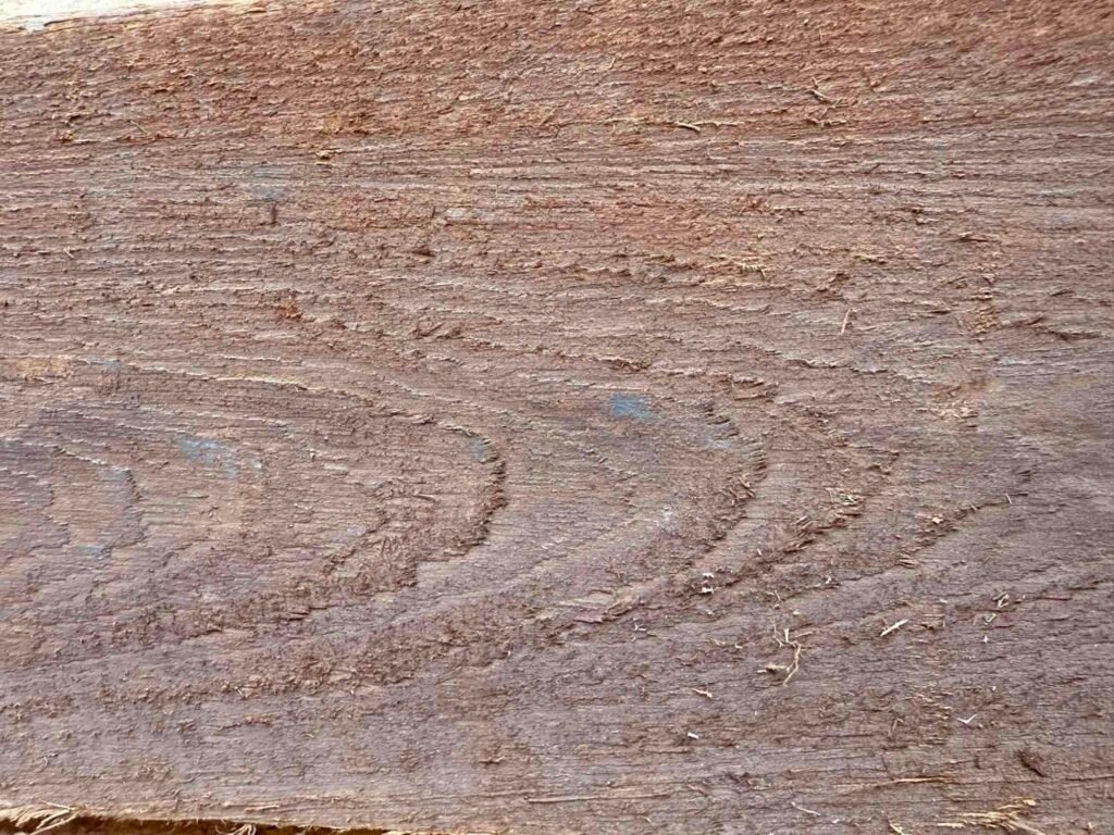 Tabla de madera fina: Iroko | Imagen tomada por Maderas y Materiales JR