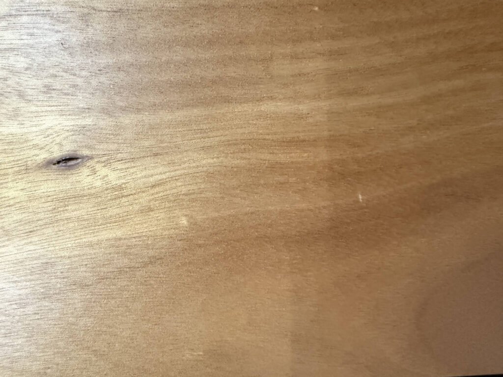 Tabla de madera fina: Okume | Imagen tomada por Maderas y Materiales JR