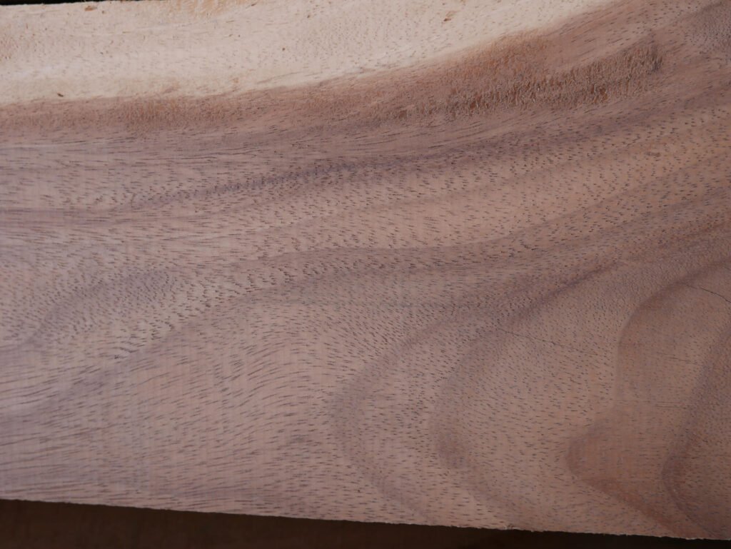 Tabla de madera fina: Parota | Imagen tomada por Maderas y Materiales JR