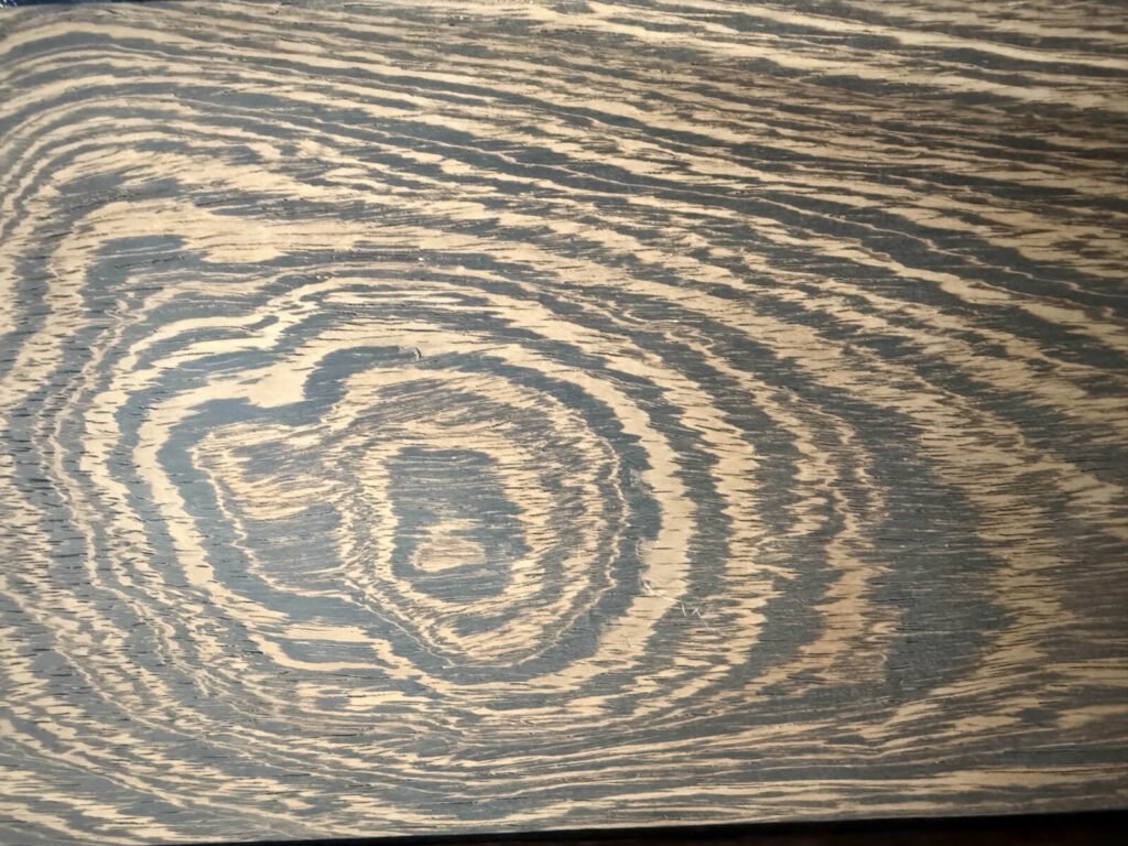 Tabla de madera fina: Wengé | Imagen tomada por Maderas y Materiales JR